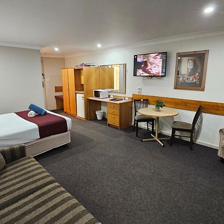 Hilltops Retreat Motor Inn Young Bagian luar foto