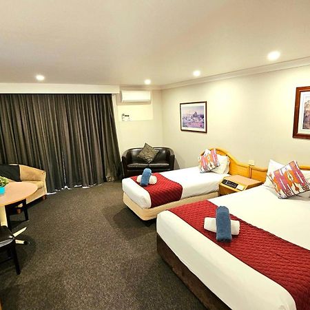 Hilltops Retreat Motor Inn Young Bagian luar foto
