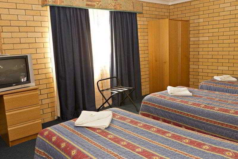 Hilltops Retreat Motor Inn Young Ruang foto