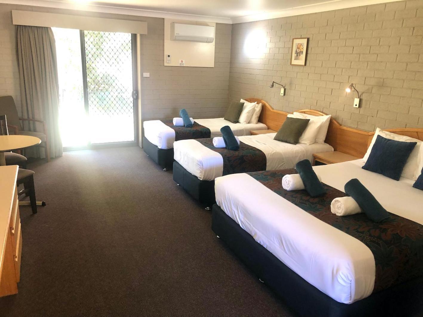 Hilltops Retreat Motor Inn Young Bagian luar foto