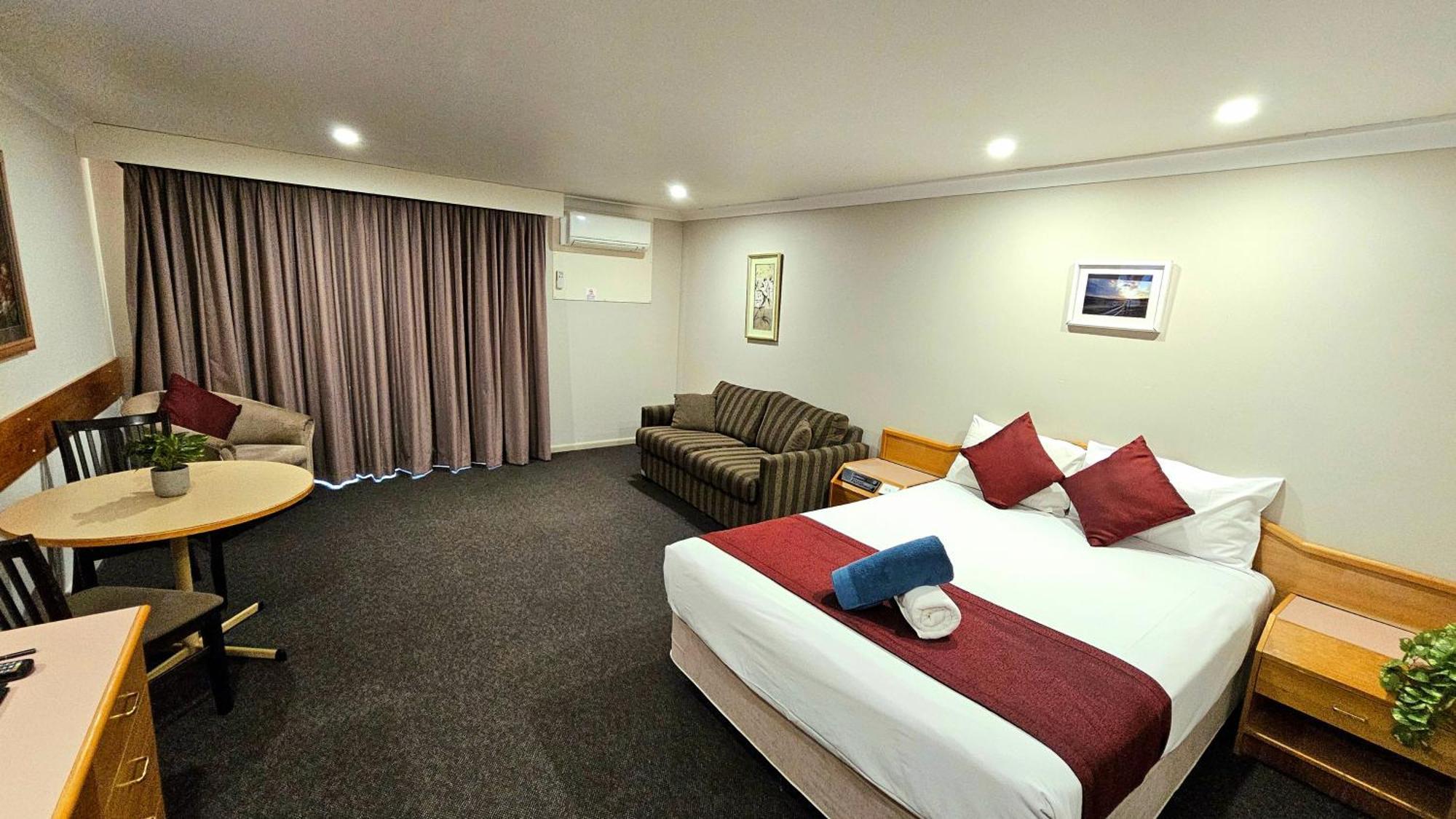Hilltops Retreat Motor Inn Young Bagian luar foto