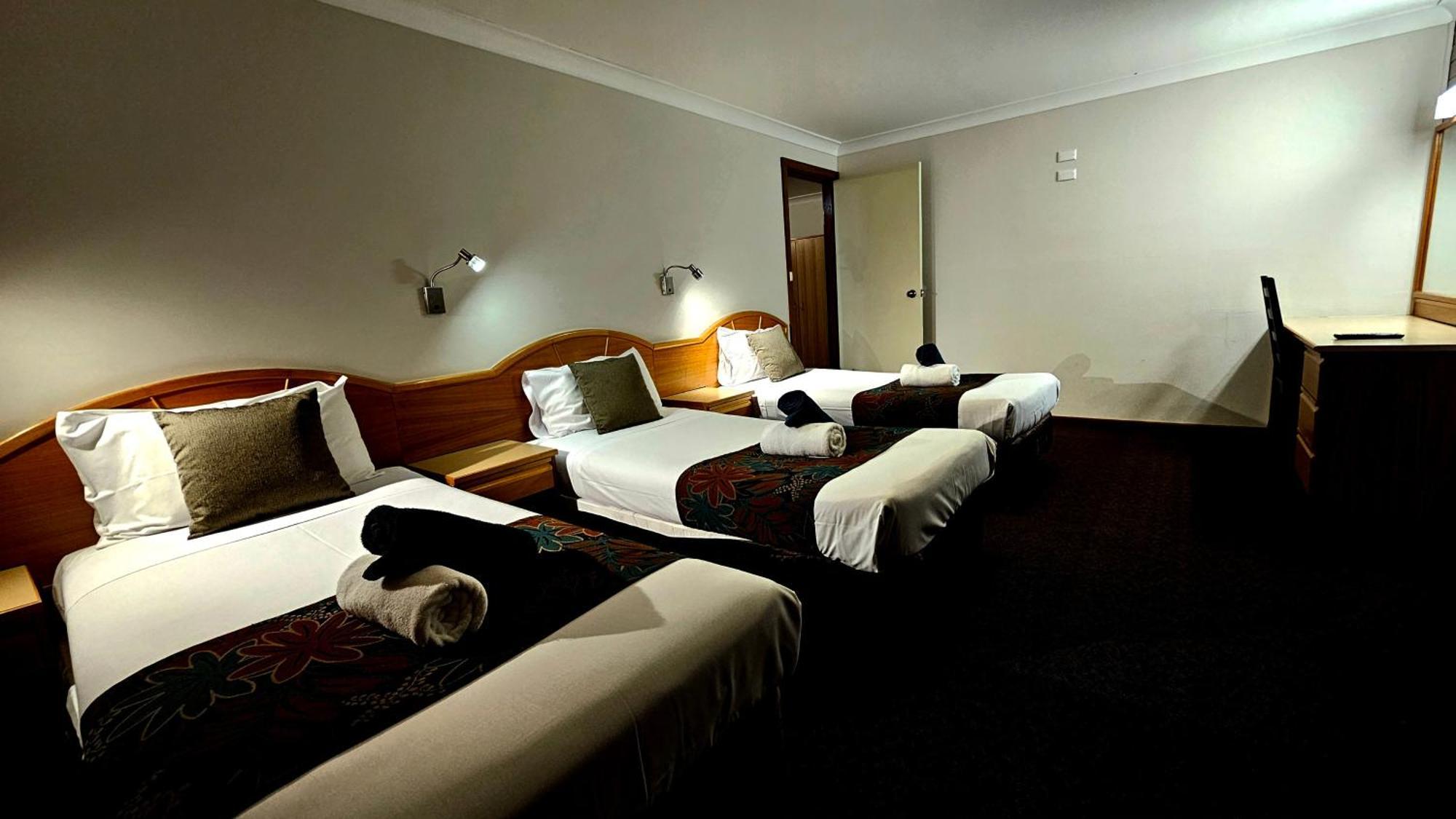 Hilltops Retreat Motor Inn Young Bagian luar foto