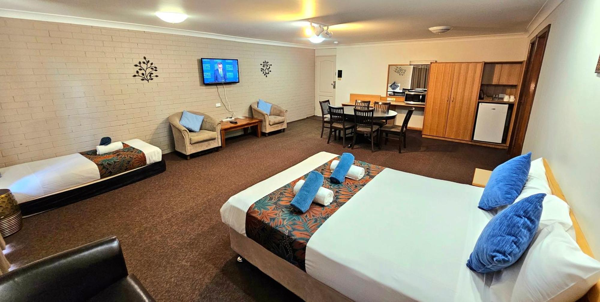 Hilltops Retreat Motor Inn Young Bagian luar foto