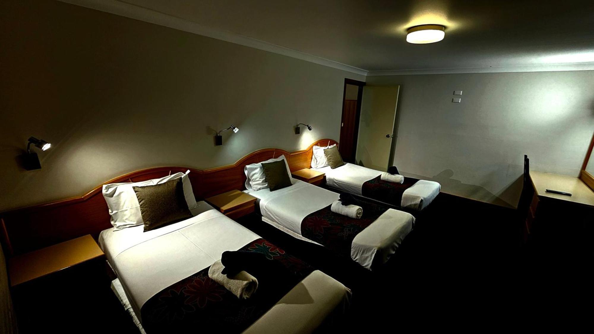 Hilltops Retreat Motor Inn Young Bagian luar foto