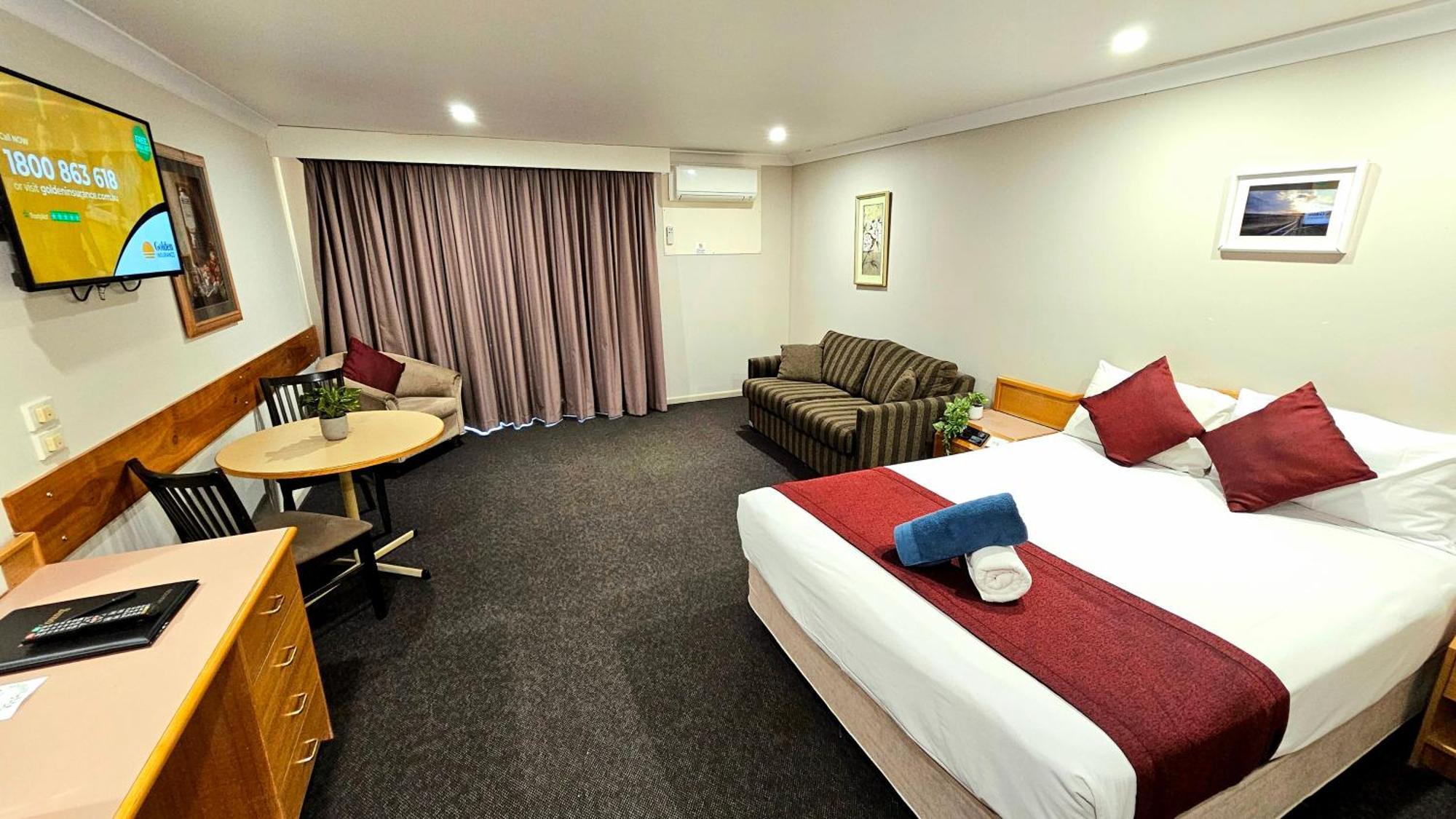 Hilltops Retreat Motor Inn Young Bagian luar foto