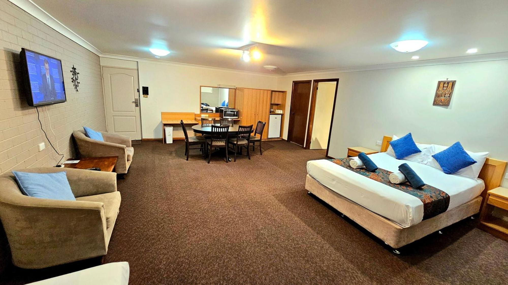 Hilltops Retreat Motor Inn Young Bagian luar foto