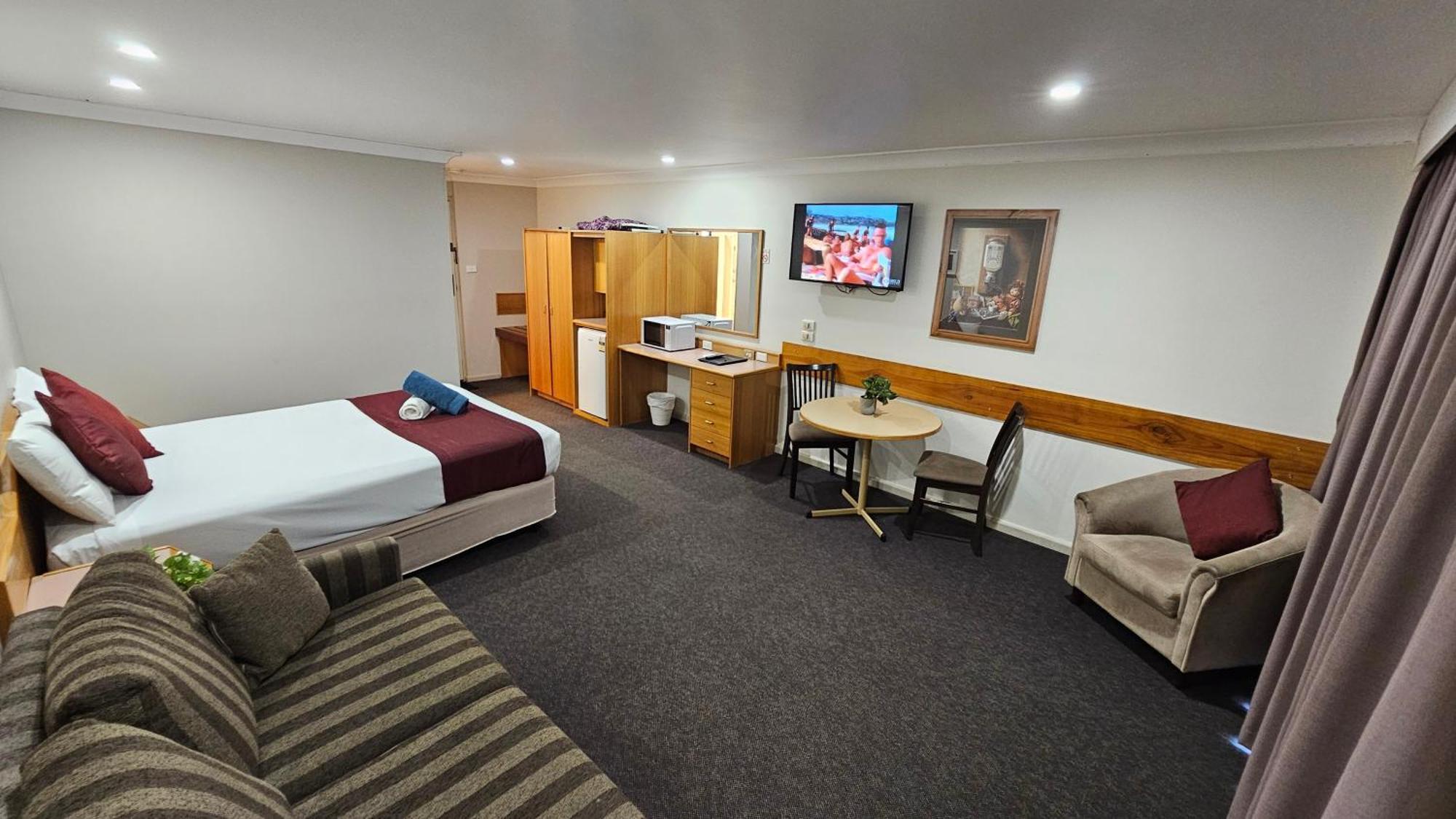 Hilltops Retreat Motor Inn Young Bagian luar foto