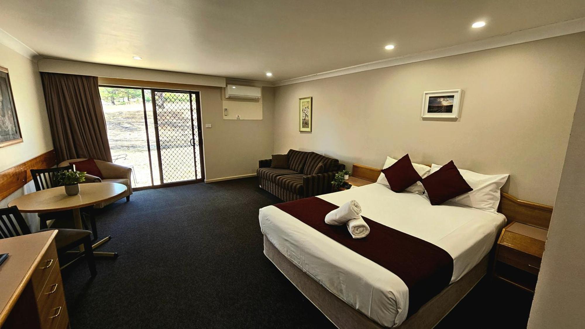 Hilltops Retreat Motor Inn Young Bagian luar foto