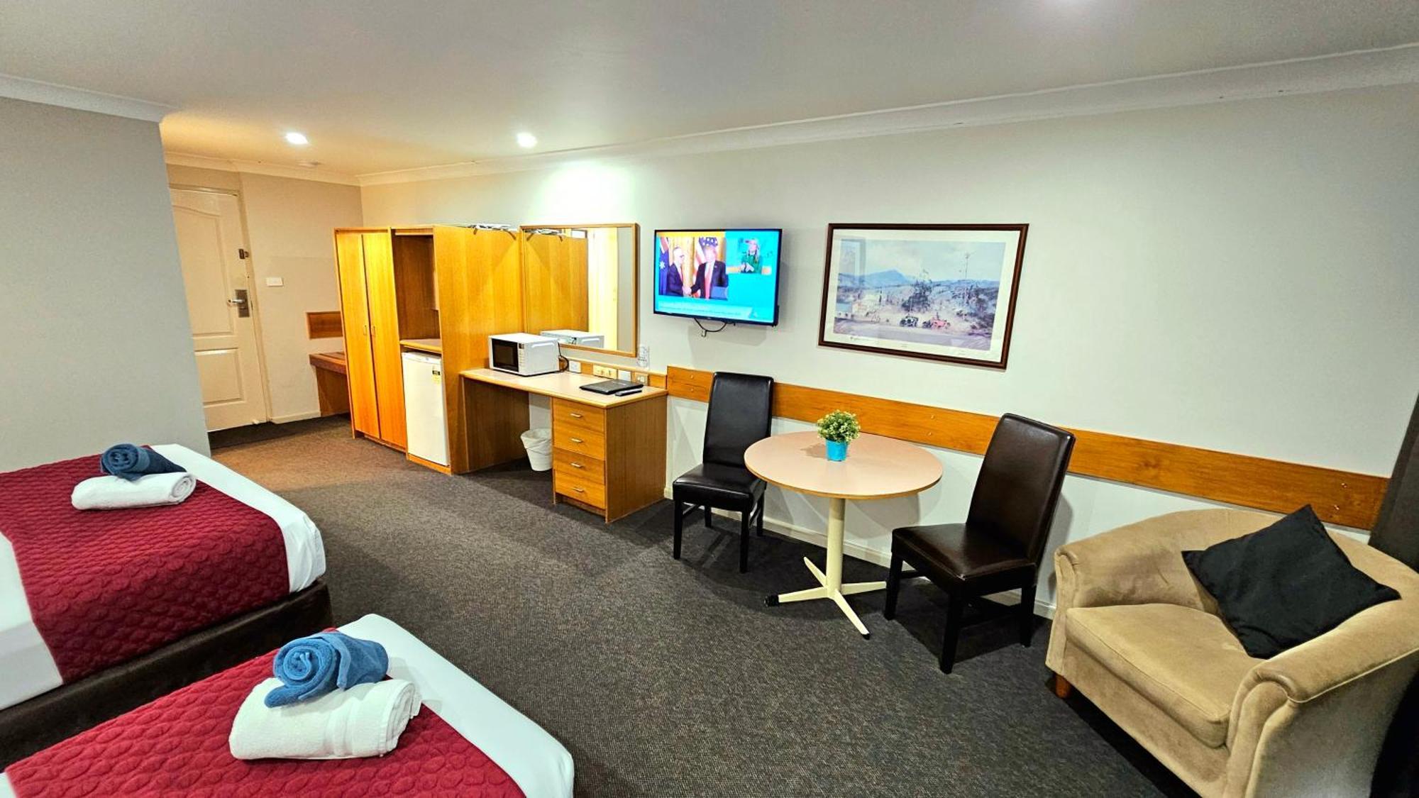 Hilltops Retreat Motor Inn Young Bagian luar foto