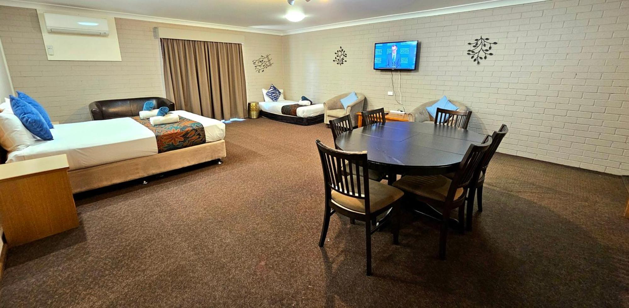 Hilltops Retreat Motor Inn Young Bagian luar foto