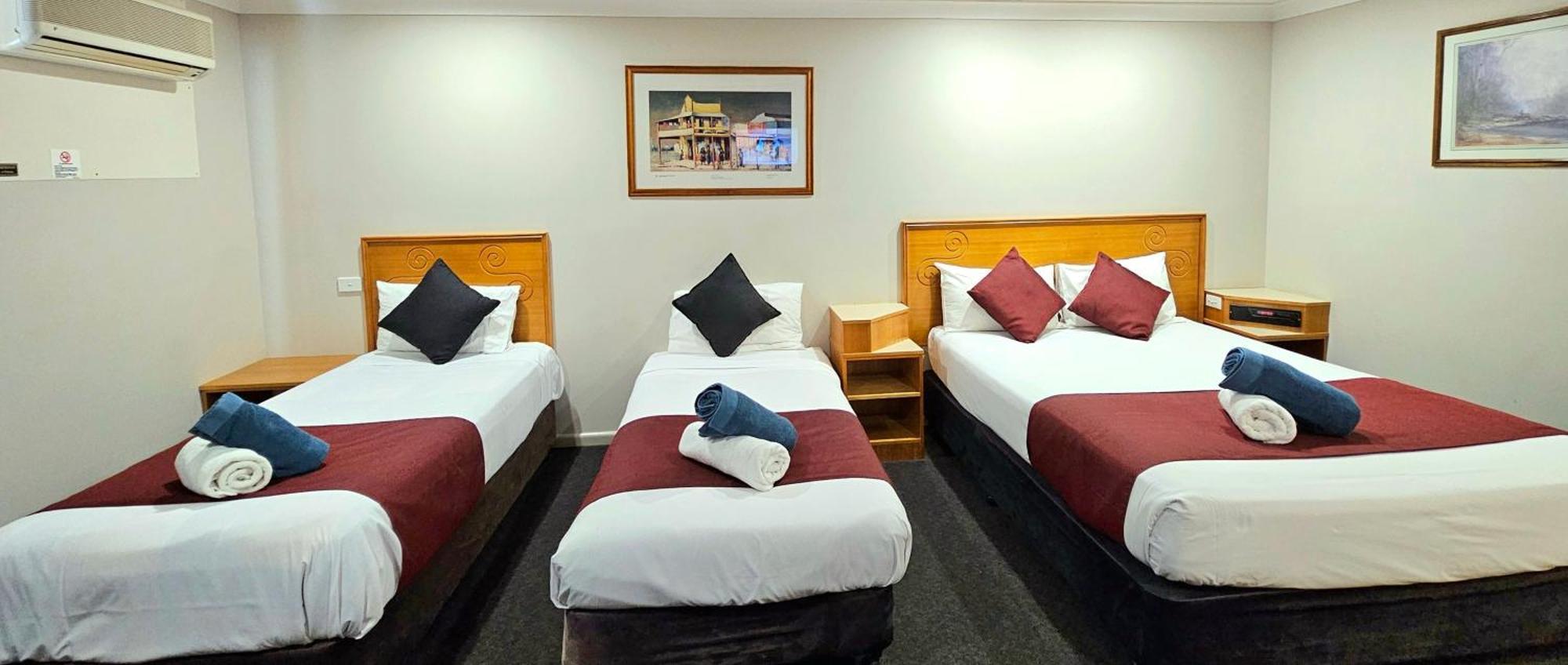 Hilltops Retreat Motor Inn Young Bagian luar foto