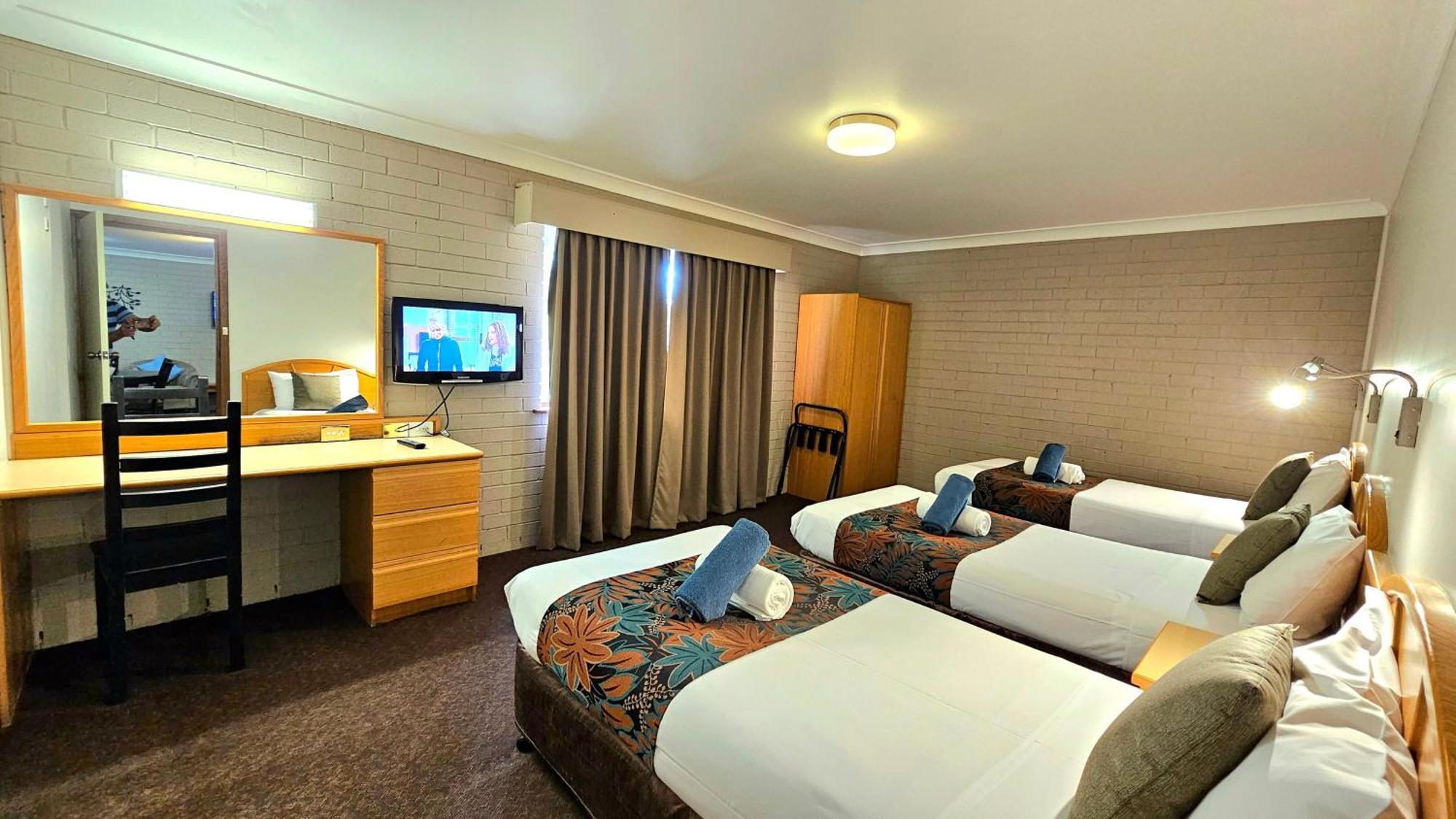 Hilltops Retreat Motor Inn Young Bagian luar foto