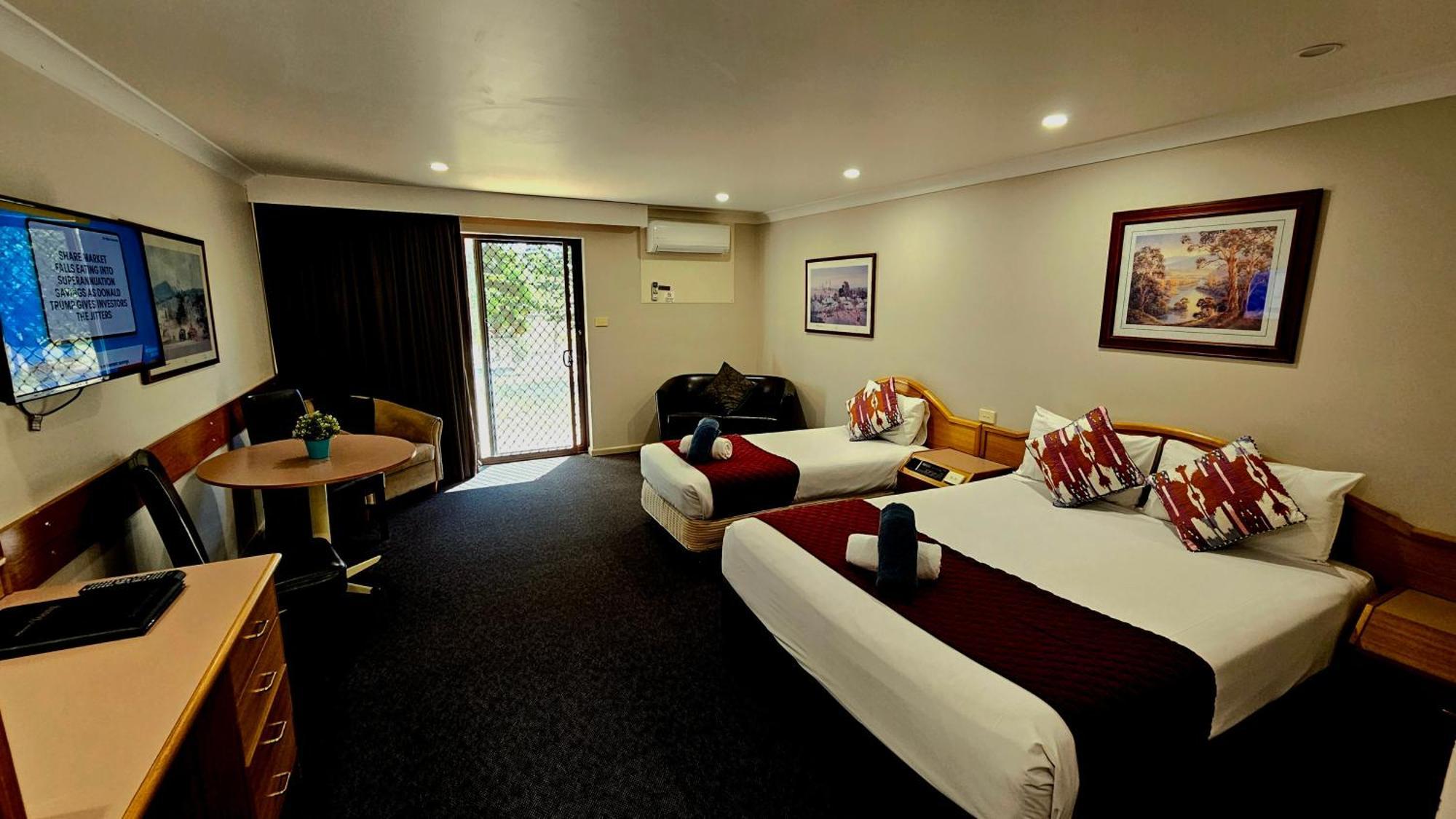 Hilltops Retreat Motor Inn Young Bagian luar foto