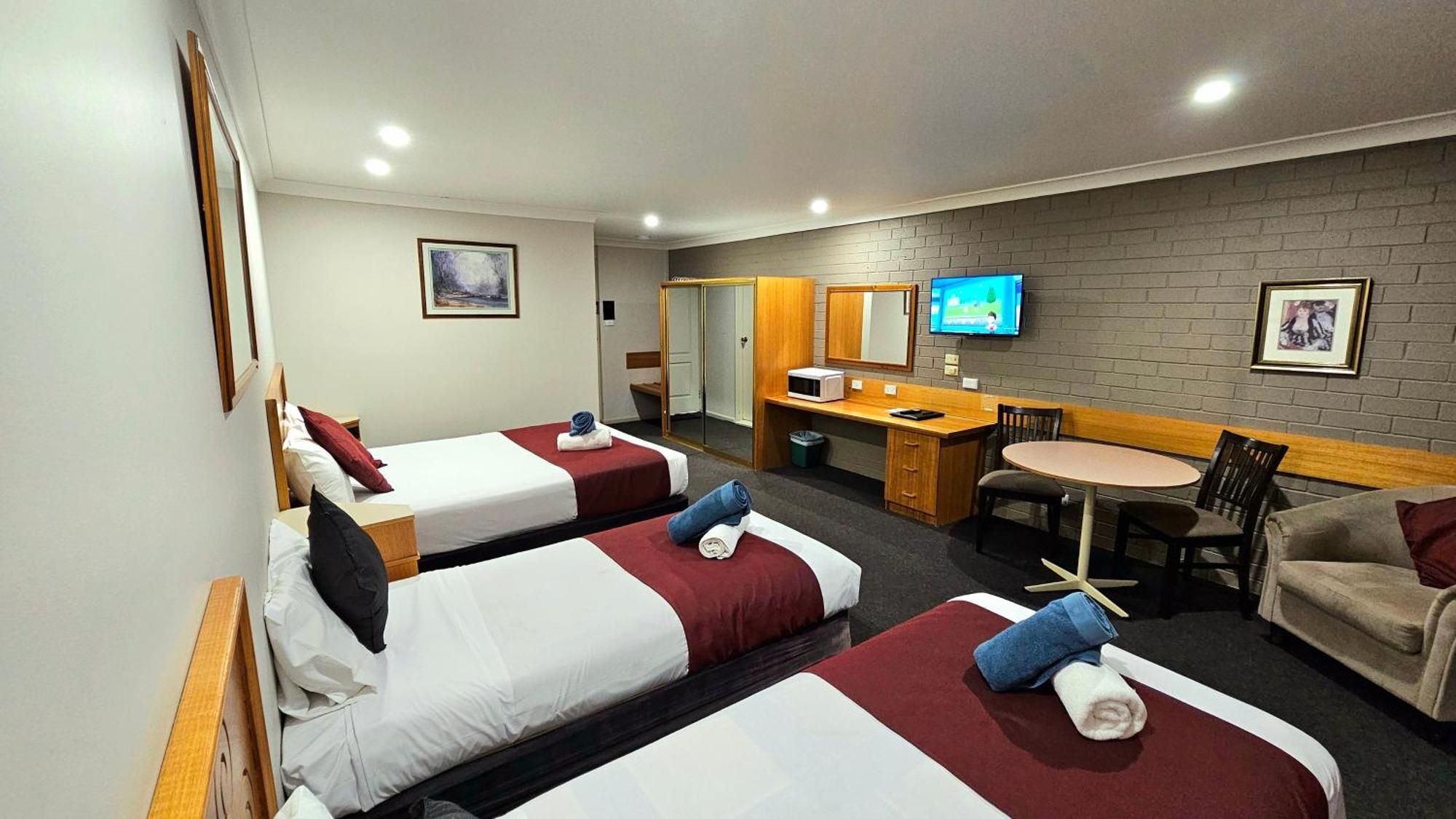 Hilltops Retreat Motor Inn Young Bagian luar foto