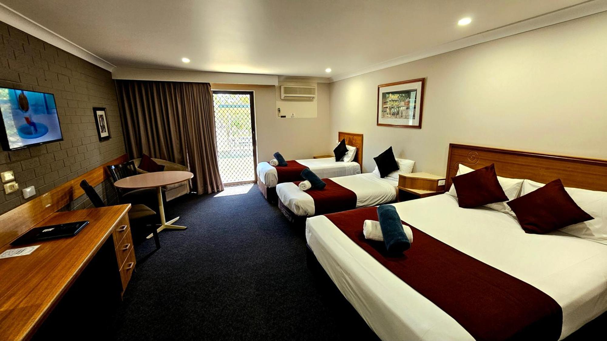 Hilltops Retreat Motor Inn Young Bagian luar foto
