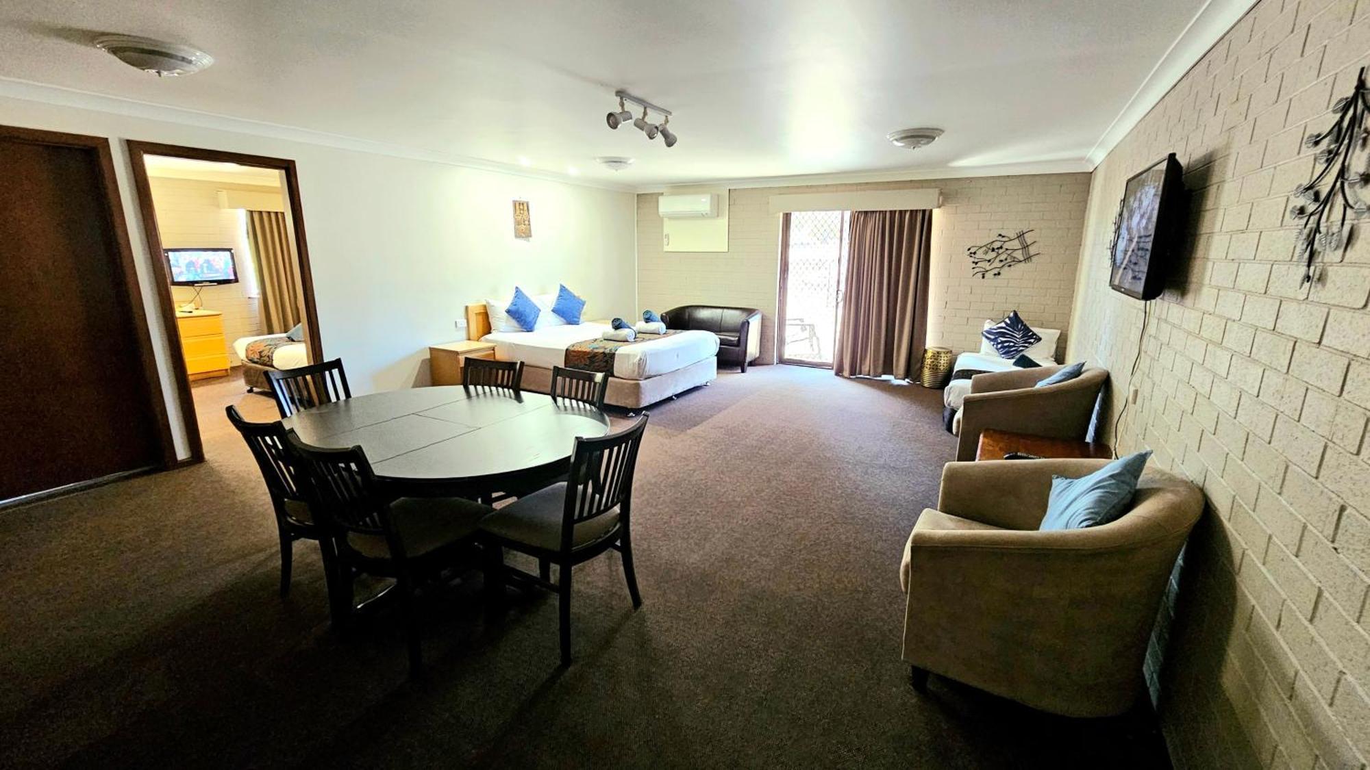 Hilltops Retreat Motor Inn Young Bagian luar foto