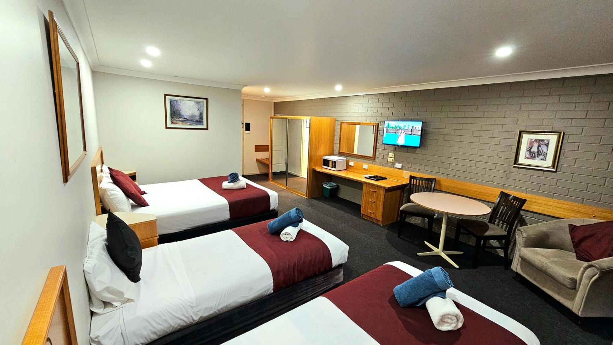 Hilltops Retreat Motor Inn Young Bagian luar foto