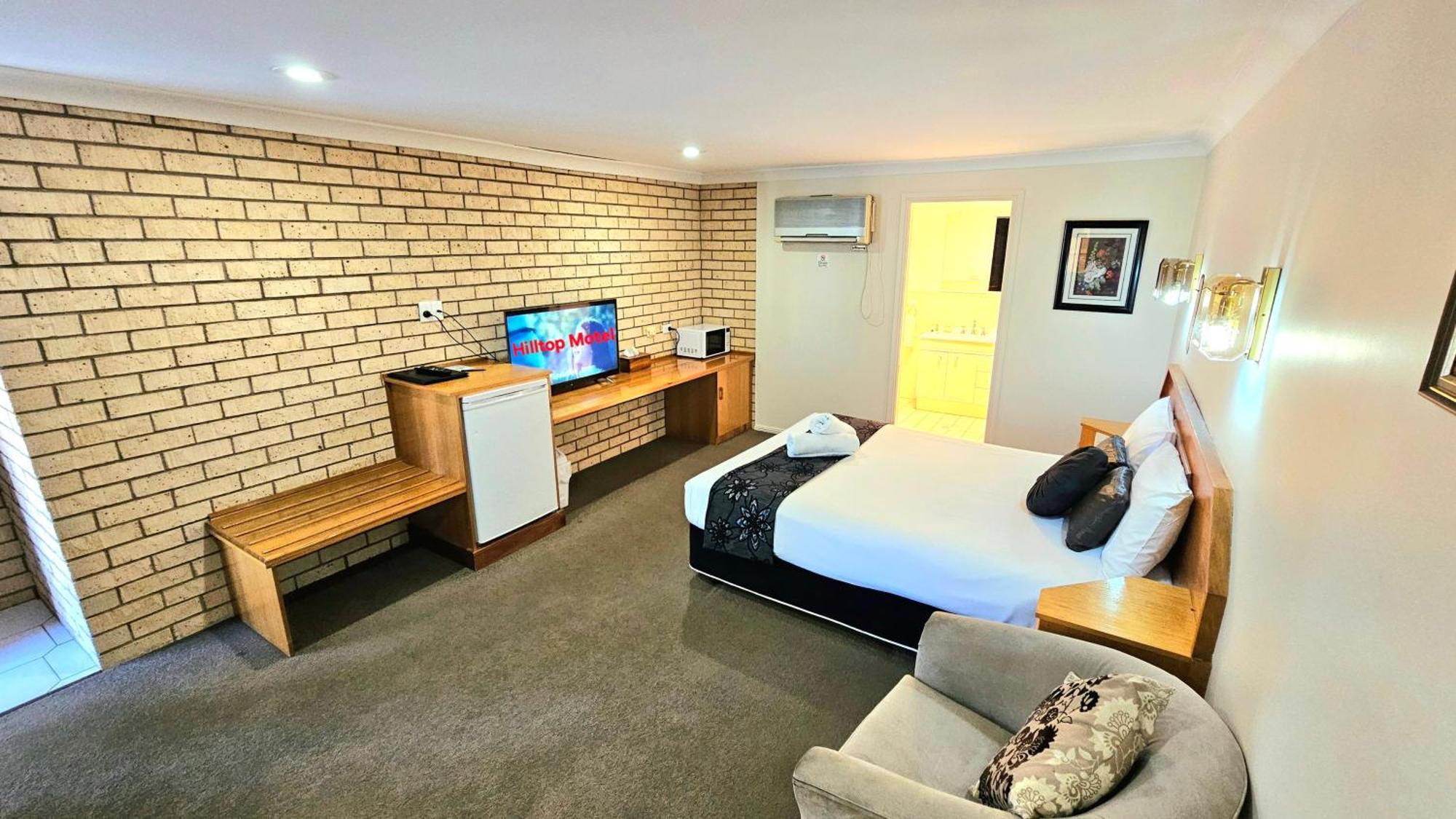 Hilltops Retreat Motor Inn Young Bagian luar foto