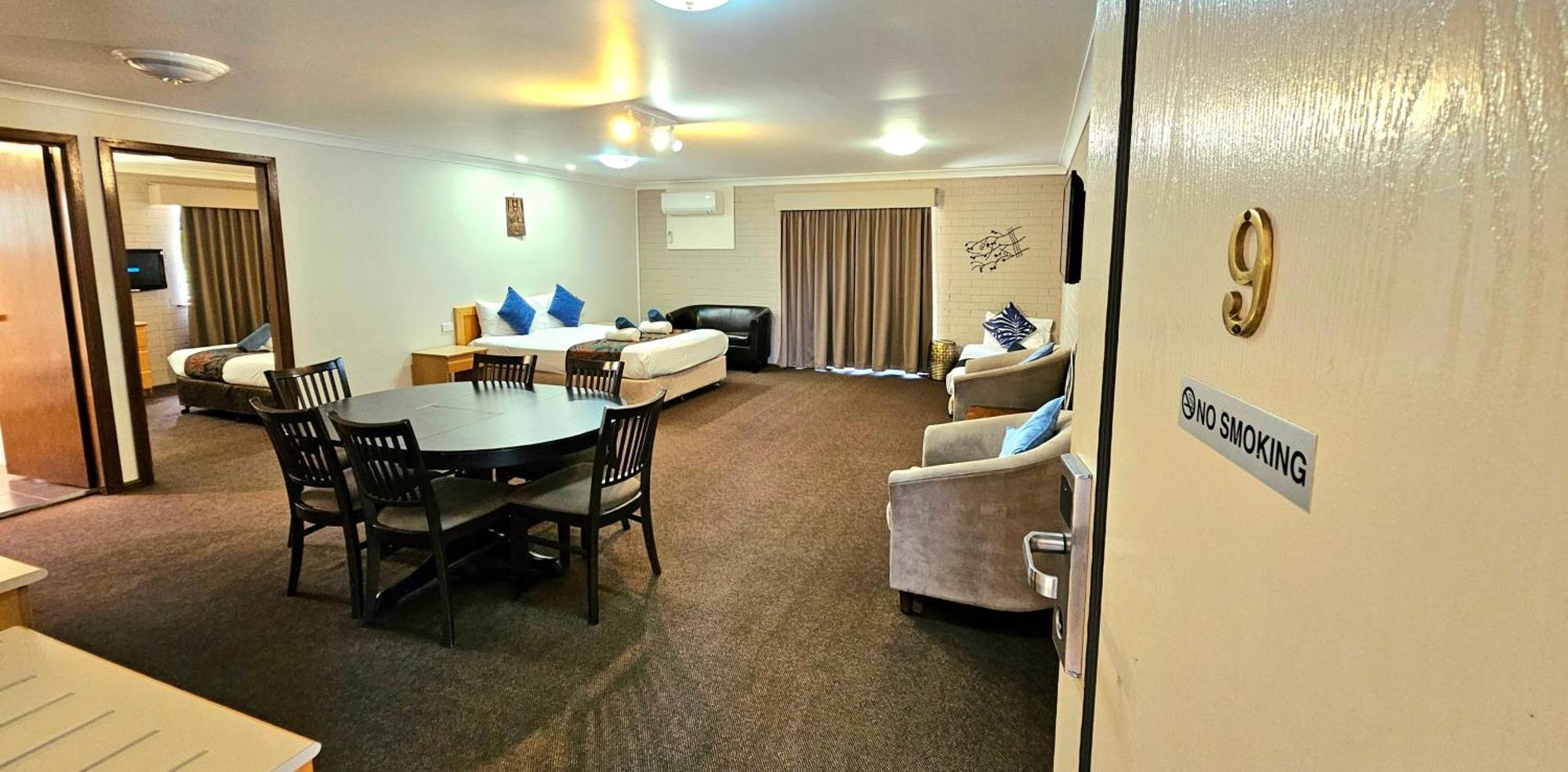 Hilltops Retreat Motor Inn Young Bagian luar foto