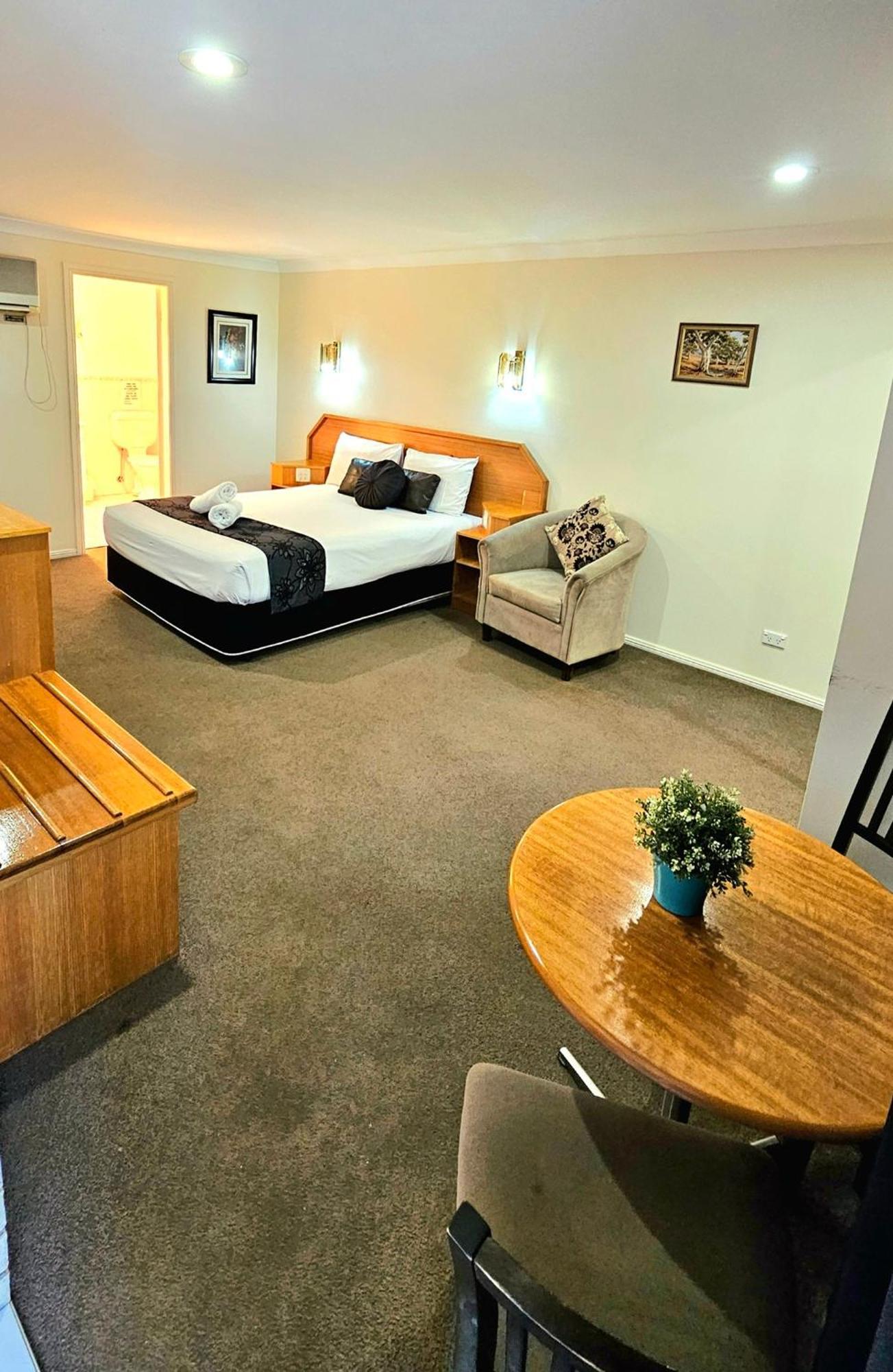 Hilltops Retreat Motor Inn Young Bagian luar foto
