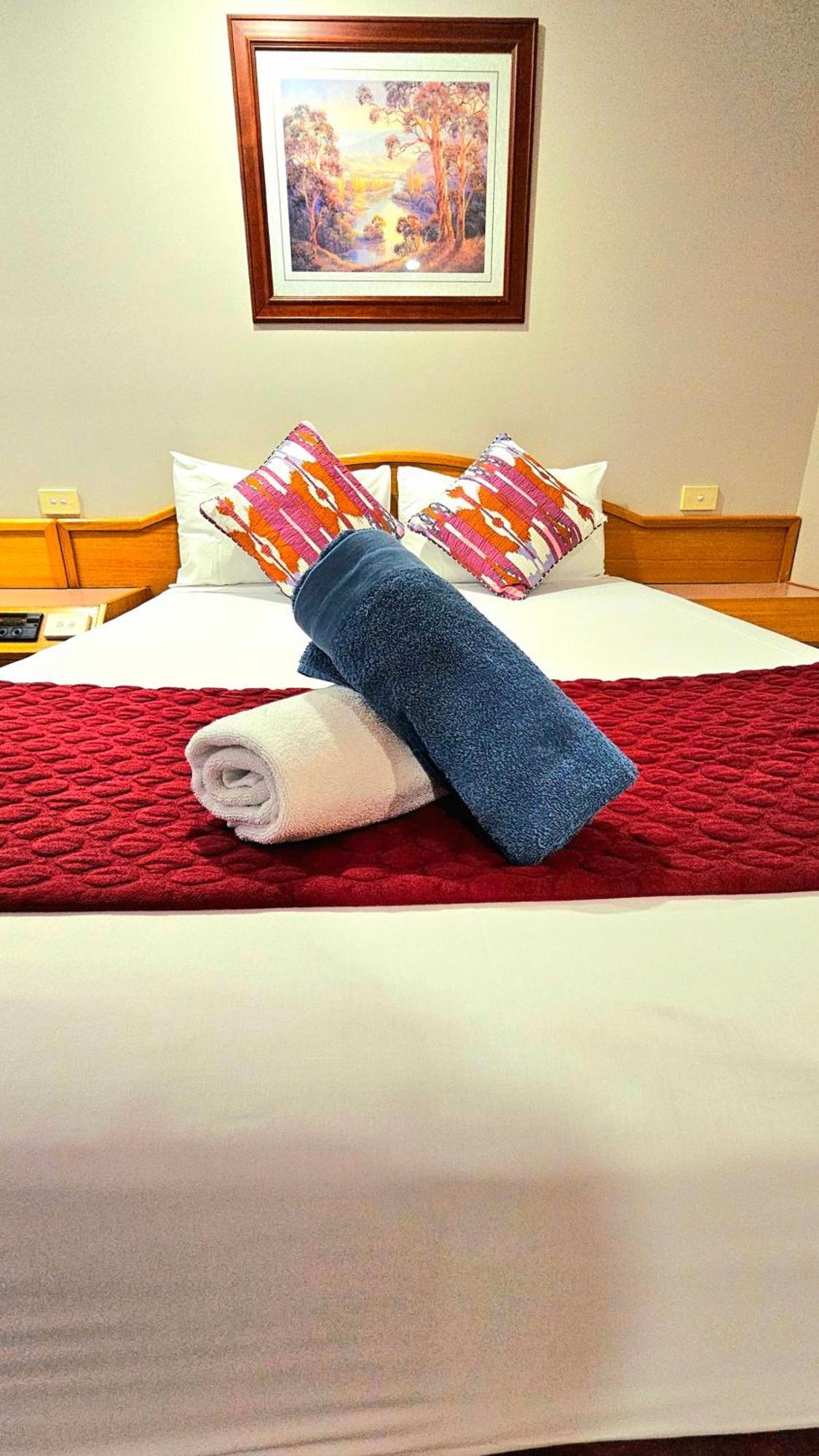 Hilltops Retreat Motor Inn Young Bagian luar foto