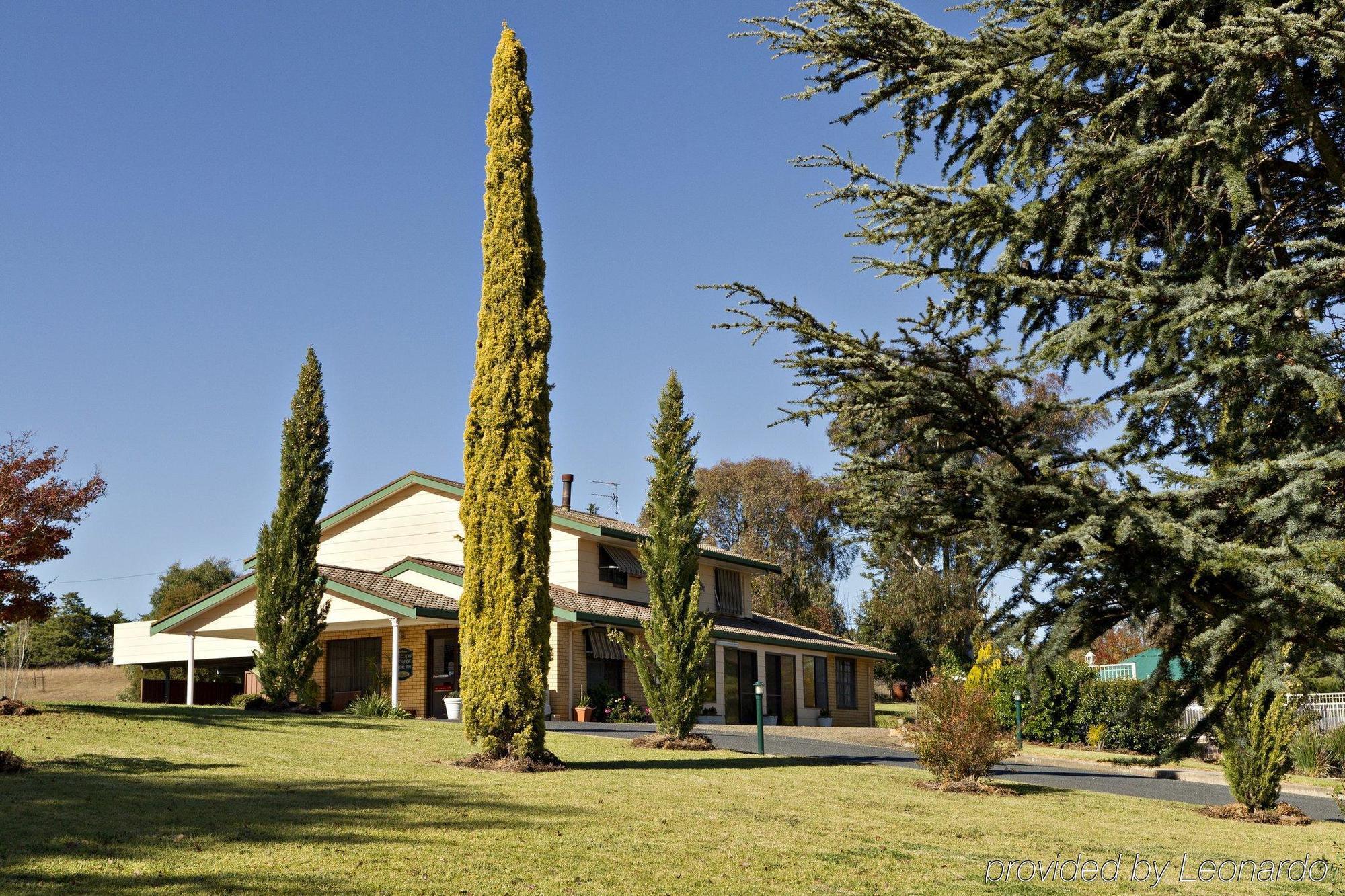 Hilltops Retreat Motor Inn Young Bagian luar foto