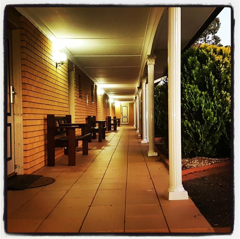 Hilltops Retreat Motor Inn Young Bagian luar foto