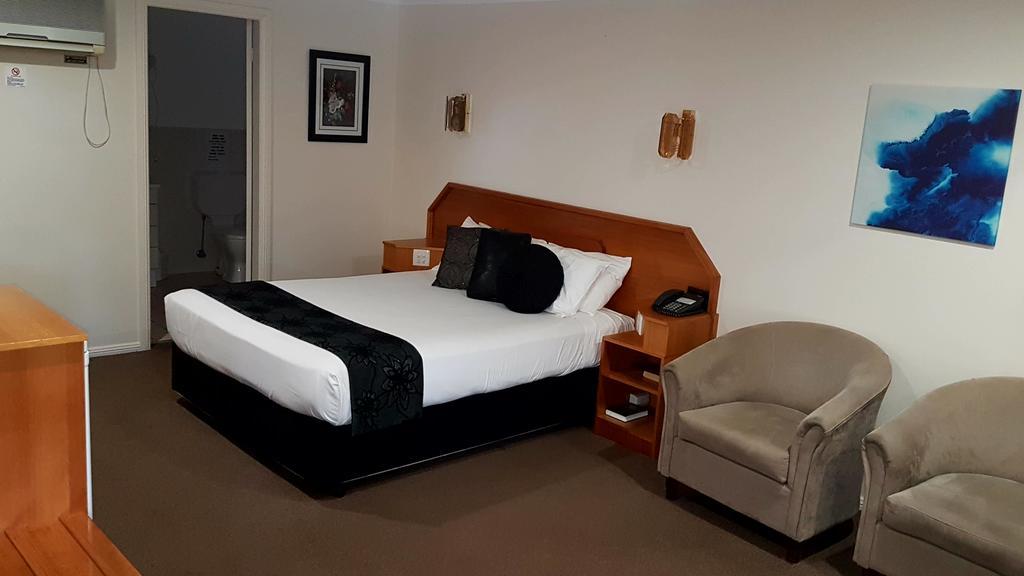Hilltops Retreat Motor Inn Young Bagian luar foto