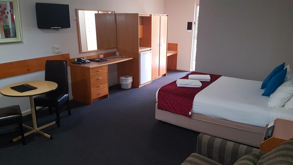 Hilltops Retreat Motor Inn Young Bagian luar foto
