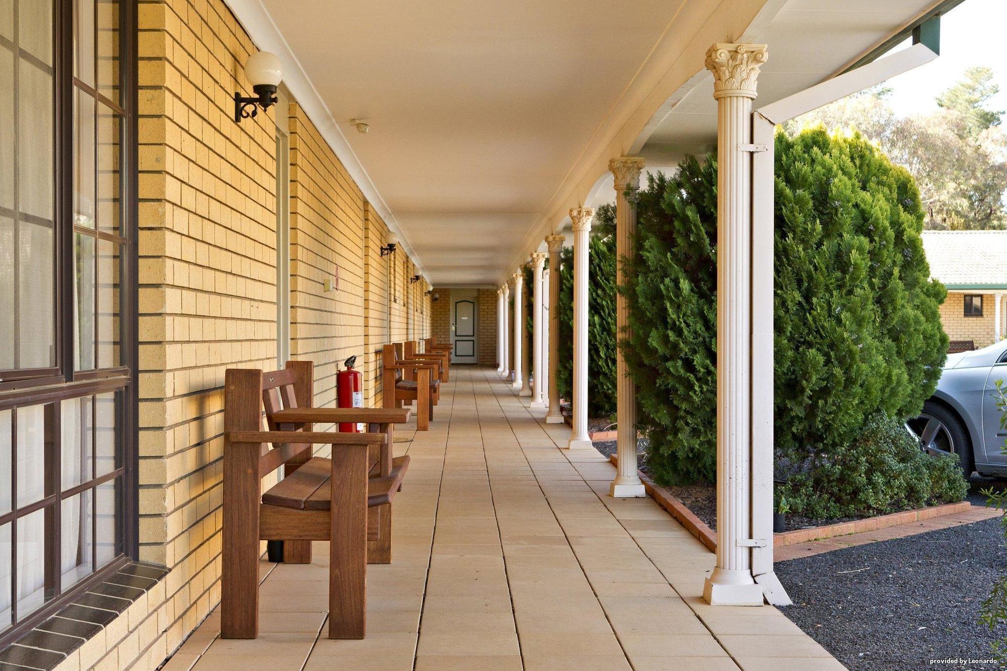 Hilltops Retreat Motor Inn Young Bagian luar foto