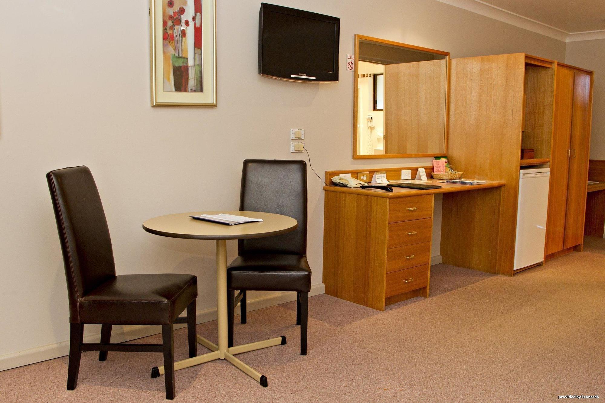 Hilltops Retreat Motor Inn Young Bagian luar foto