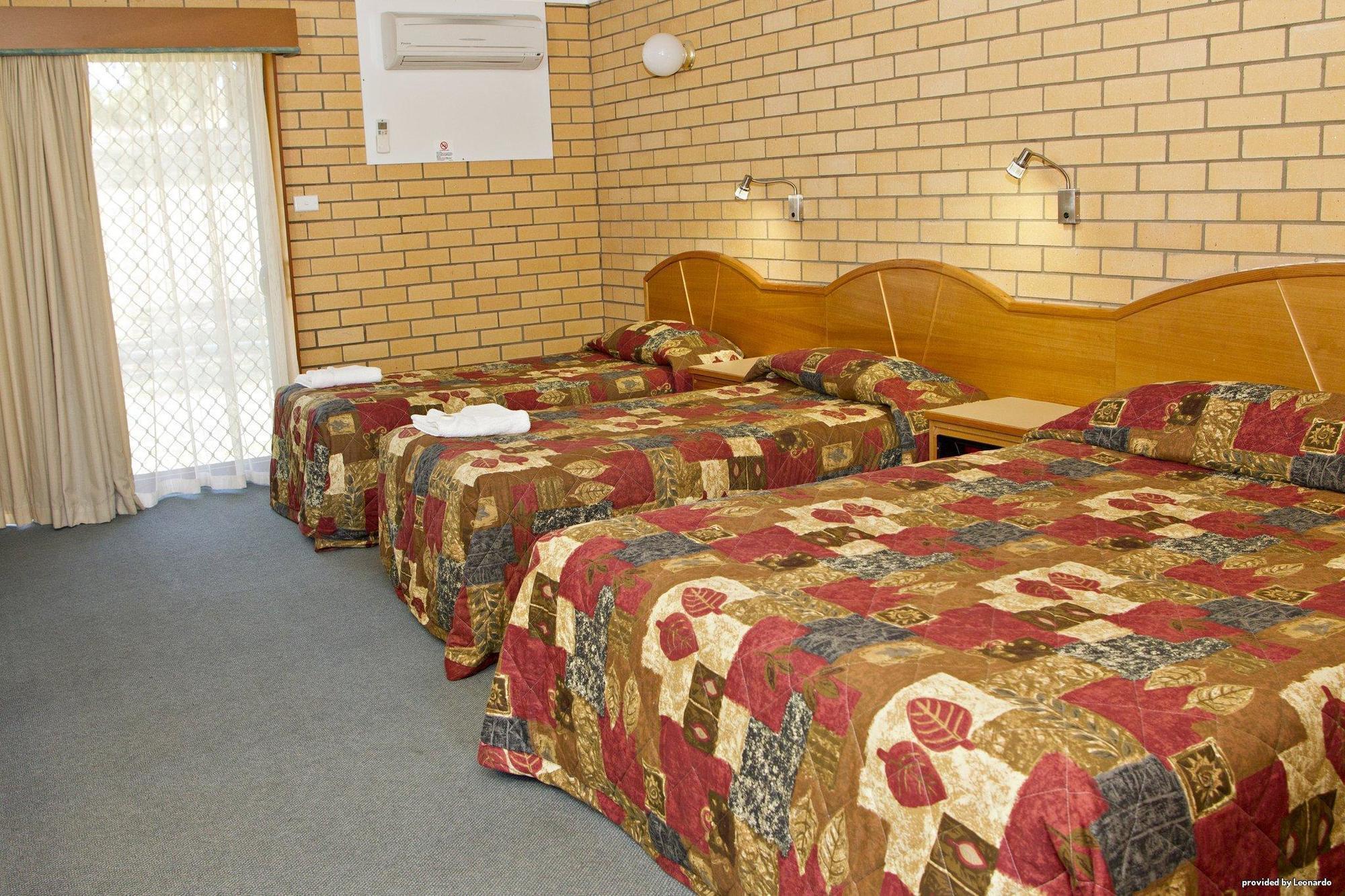 Hilltops Retreat Motor Inn Young Bagian luar foto