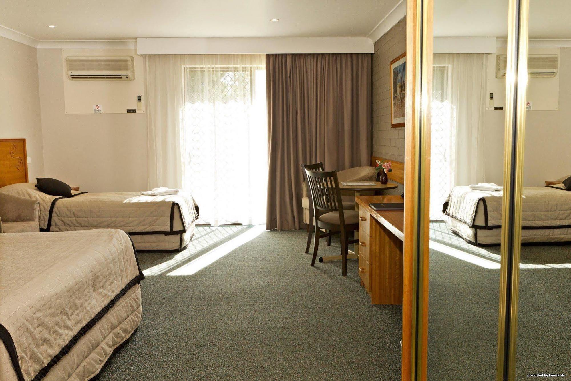 Hilltops Retreat Motor Inn Young Ruang foto