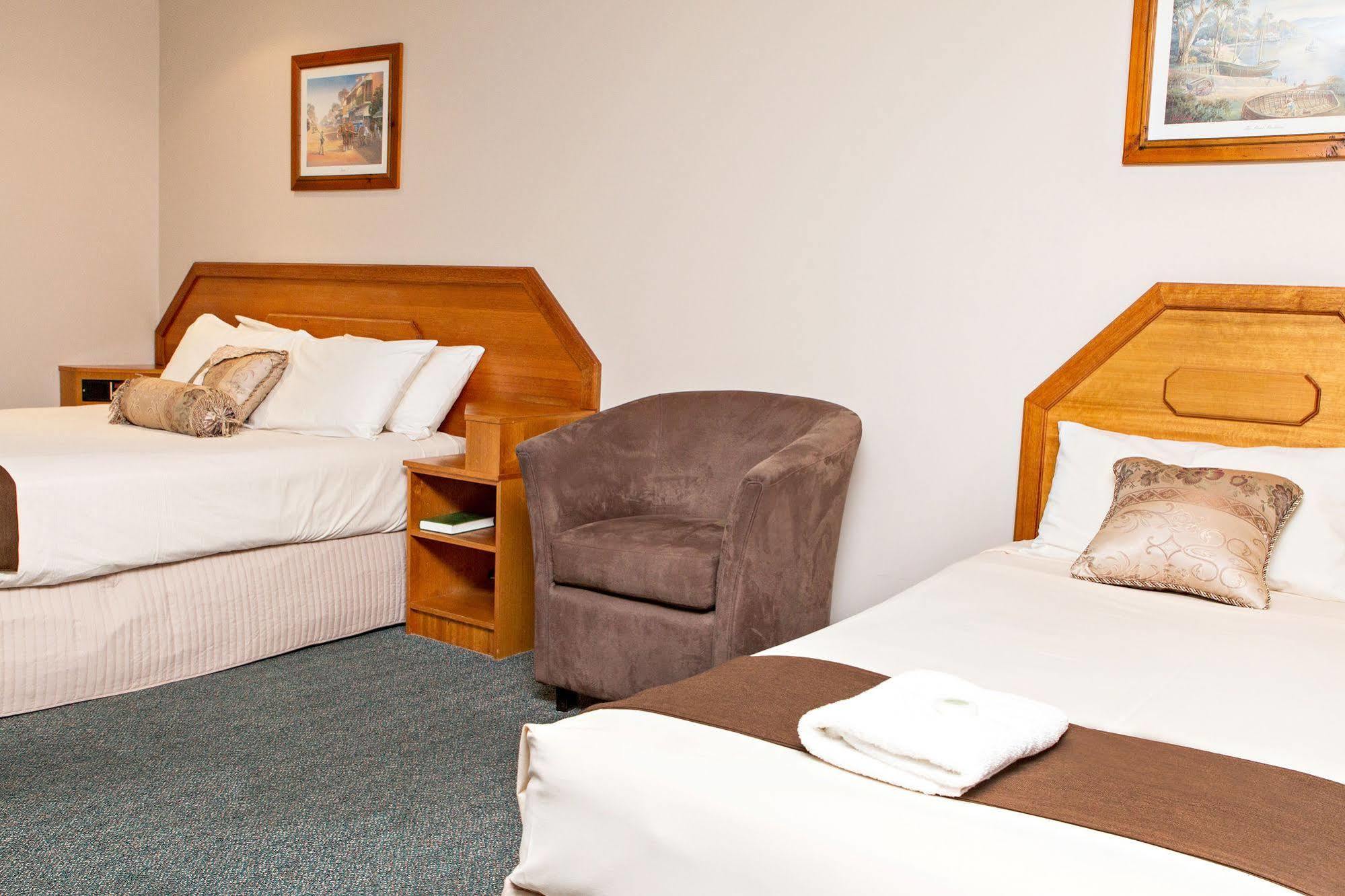 Hilltops Retreat Motor Inn Young Bagian luar foto